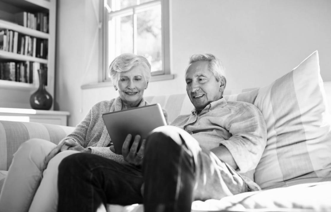 Estudiantes trabajando en proyectos de automatización presupuestaria