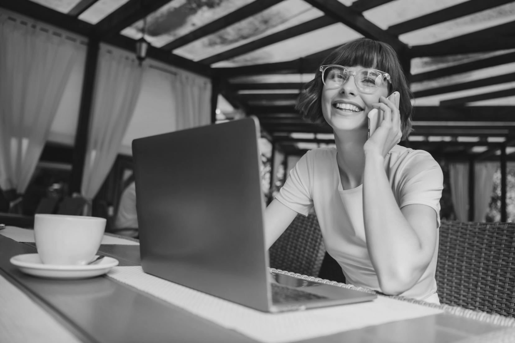 Estudiante trabajando en automatización de presupuestos